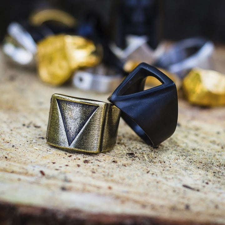 anillo-triangular-minimalista-accesorios-alternativos-para-hombres-moda-mexicana-anillos-joyeria-moteros mexico-jewerly-for-men-acero-inoxidable
