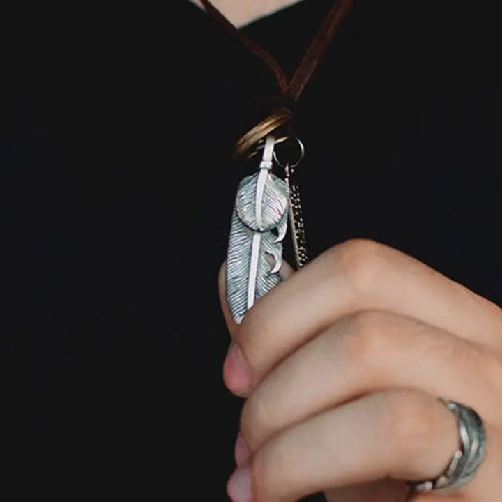 collar de piel dije de pluma en plata 925